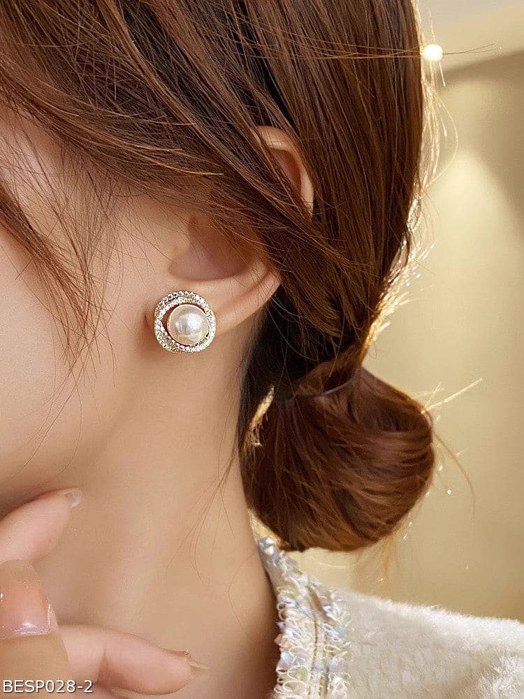 Spiral pearl stud earrings