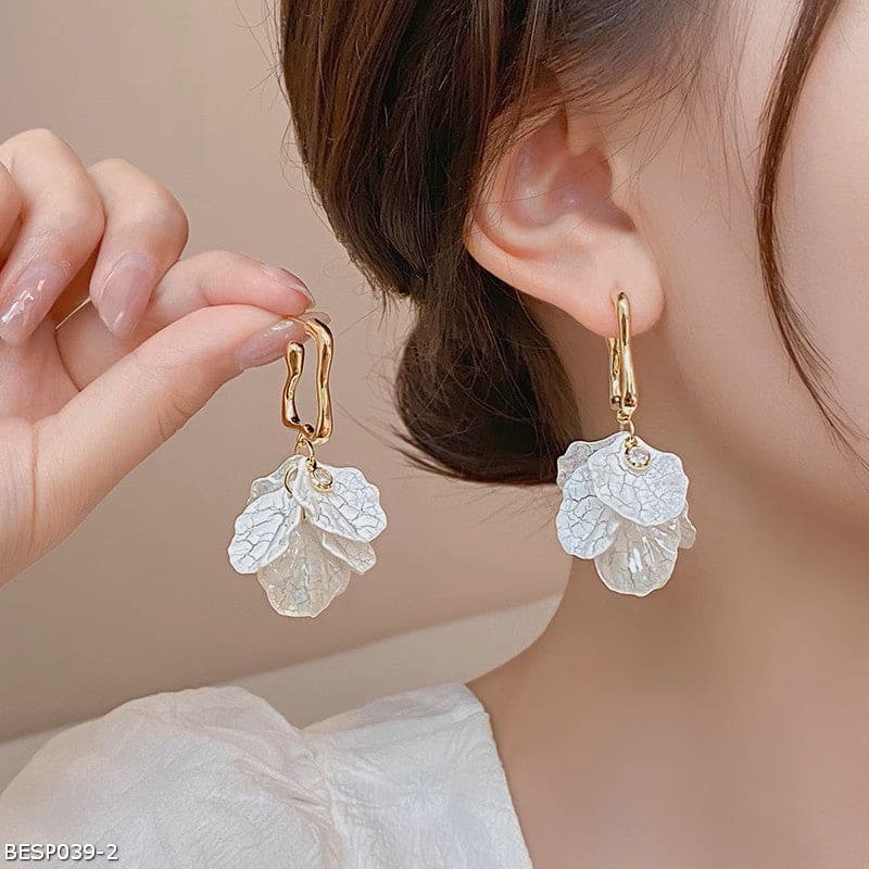 Light luxury petal earrings