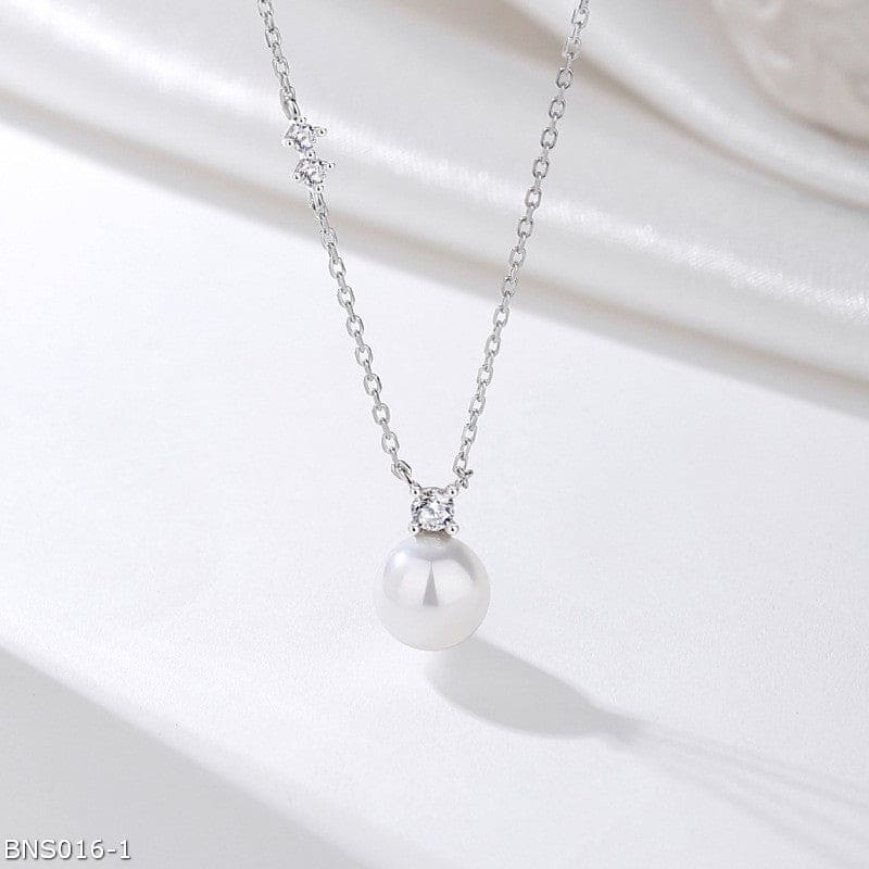 Elegant  pearl pendant Necklace