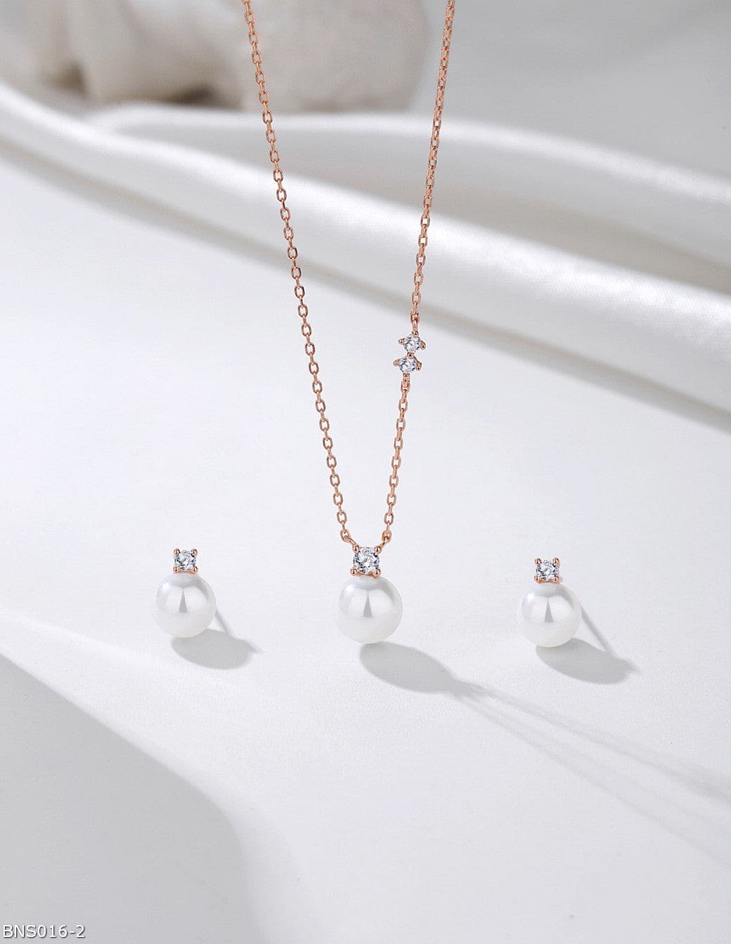 Elegant  pearl pendant Necklace