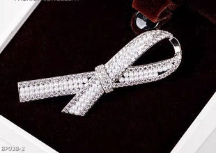 Premium pearl brooches